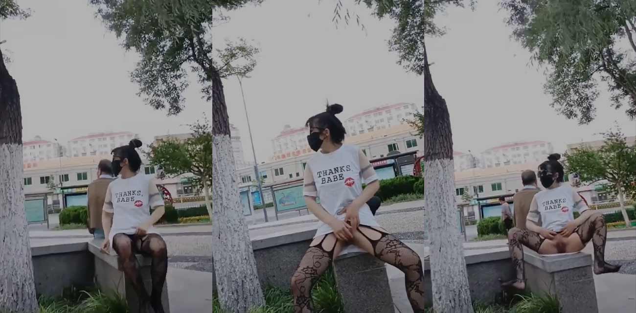 饥渴少妇激情露出 坐在老大爷身后自慰泄欲 人来人往揉奶露穴毫不避讳！